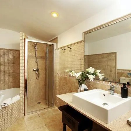 Sleeps 8 With Pool Air Con And Wifi
