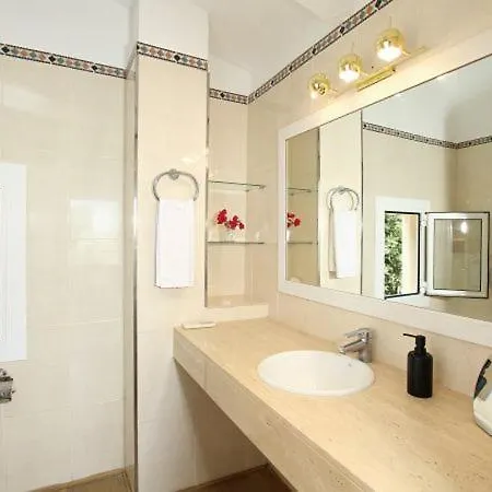 Sleeps 8 With Pool Air Con And Wifi *